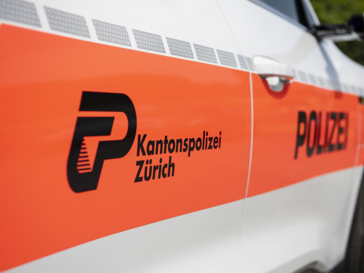 Ein 51-jähriger Nordmazedonier soll 2024 bei einer Kontrolle auf Polizisten geschossen haben. Unter grossen Sicherheitsvorkehrungen fand am Montag in Dielsdorf der Prozess statt (Symbolbild).