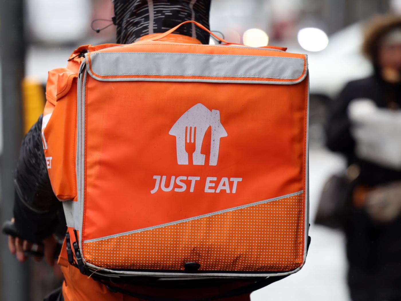 Der Foodkurierdienst Just Eat setzt in der Schweiz bei seinen Kurieren künftig verstärkt auf Selbstständige und externe Partner. Die Zahl der Festanstellungen wird deutlich reduziert.(Symbolbild)