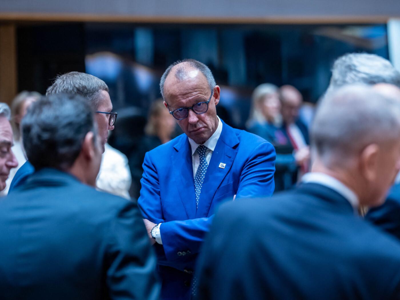 dpatopbilder - Bundeskanzler Friedrich Merz (M, CDU) spricht mit Kristen Michal (M,l), Ministerpräsident von Estland, und Kollegen beim EU-Gipfel. Foto: Michael Kappeler/dpa