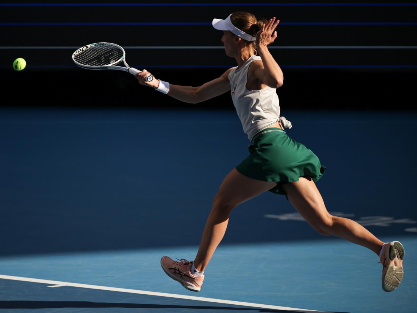 Viktorija Golubic kommt bei diesem Ball einen Schritt zu spät