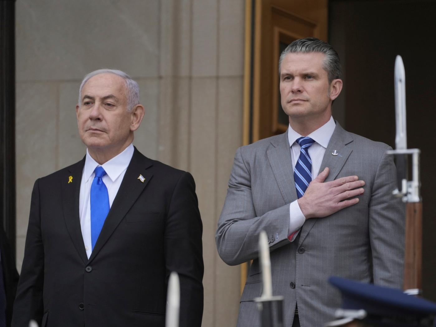 ARCHIV - US-Verteidigungsminister Pete Hegseth (r) begrüßt den israelischen Ministerpräsidenten Benjamin Netanjahu während einer früheren Zeremonie im Pentagon. Foto: Manuel Balce Ceneta/AP/dpa