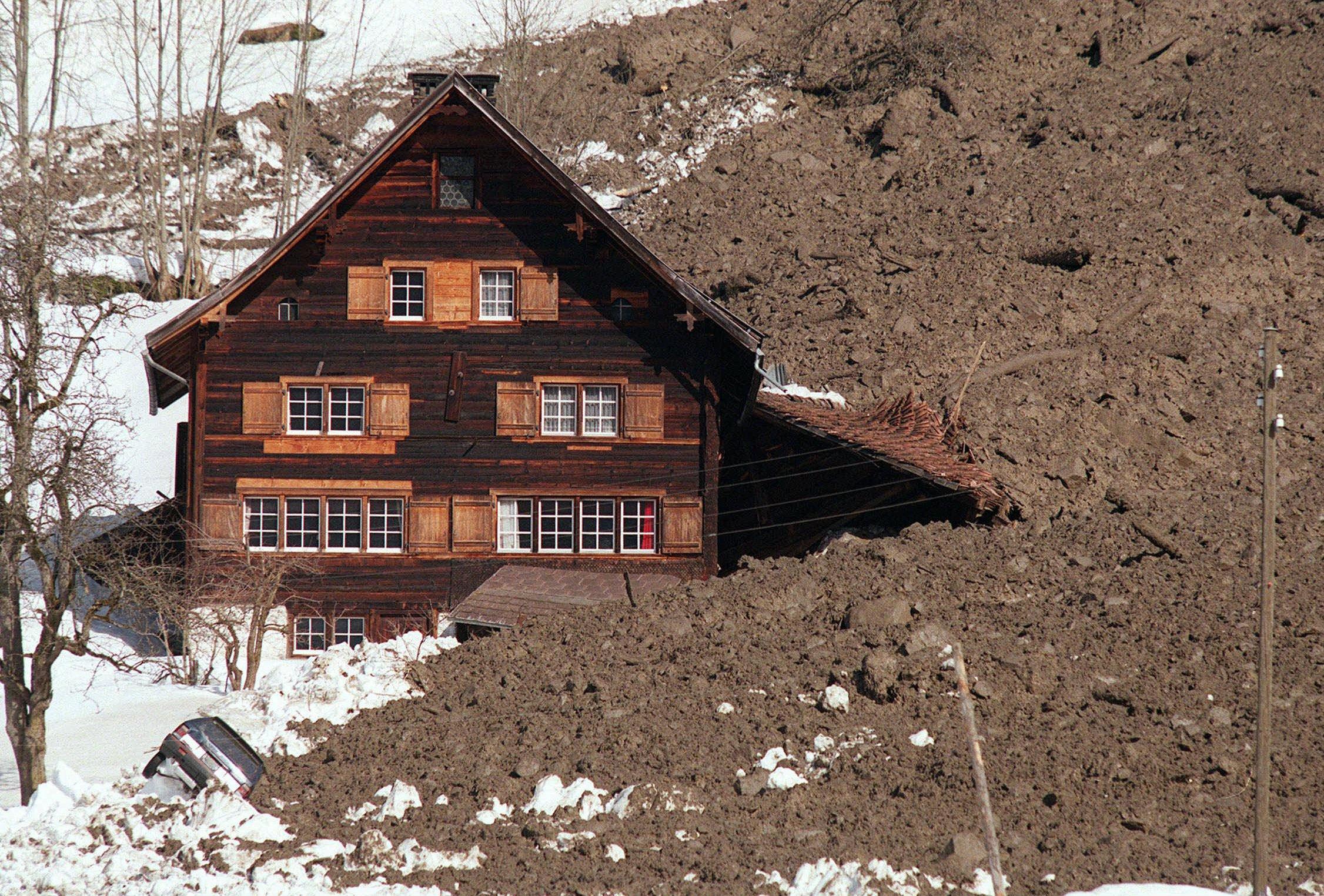 1999 beschädigt ein Erdrutsch zwei Häuser in Rüti und reisst einen Stall mit.