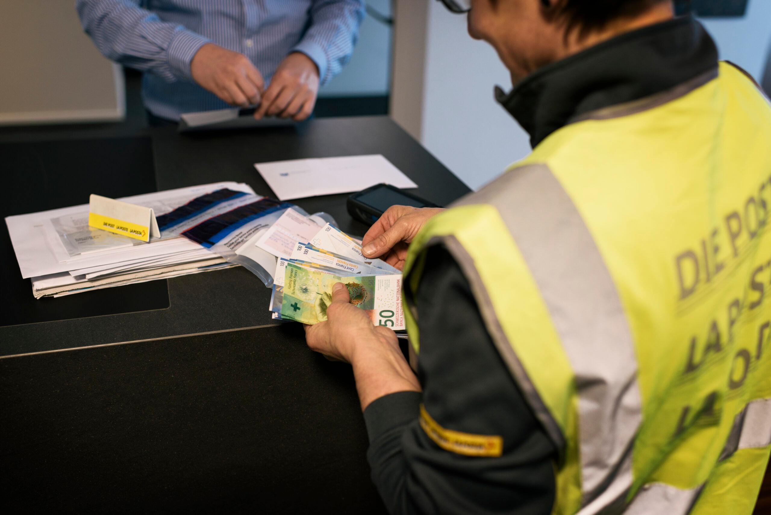Postdiebstahl im Verteilzentrum in Niederurnen: Eine mittlerweile fristlos entlassene Postmitarbeiterin hat während Monaten Briefe mit nach Hause genommen. 