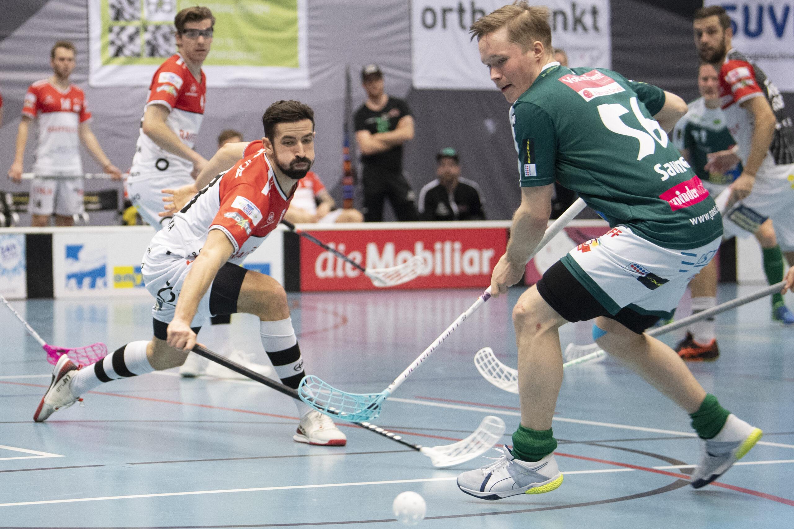 In der Saison 2019/2020: Krister Savonen (rechts) läuft gegen das damalige Chur Unihockey für Wiler-Ersigen auf, nun wird er dies mindestens bis Jahresende für Alligator Malans tun.