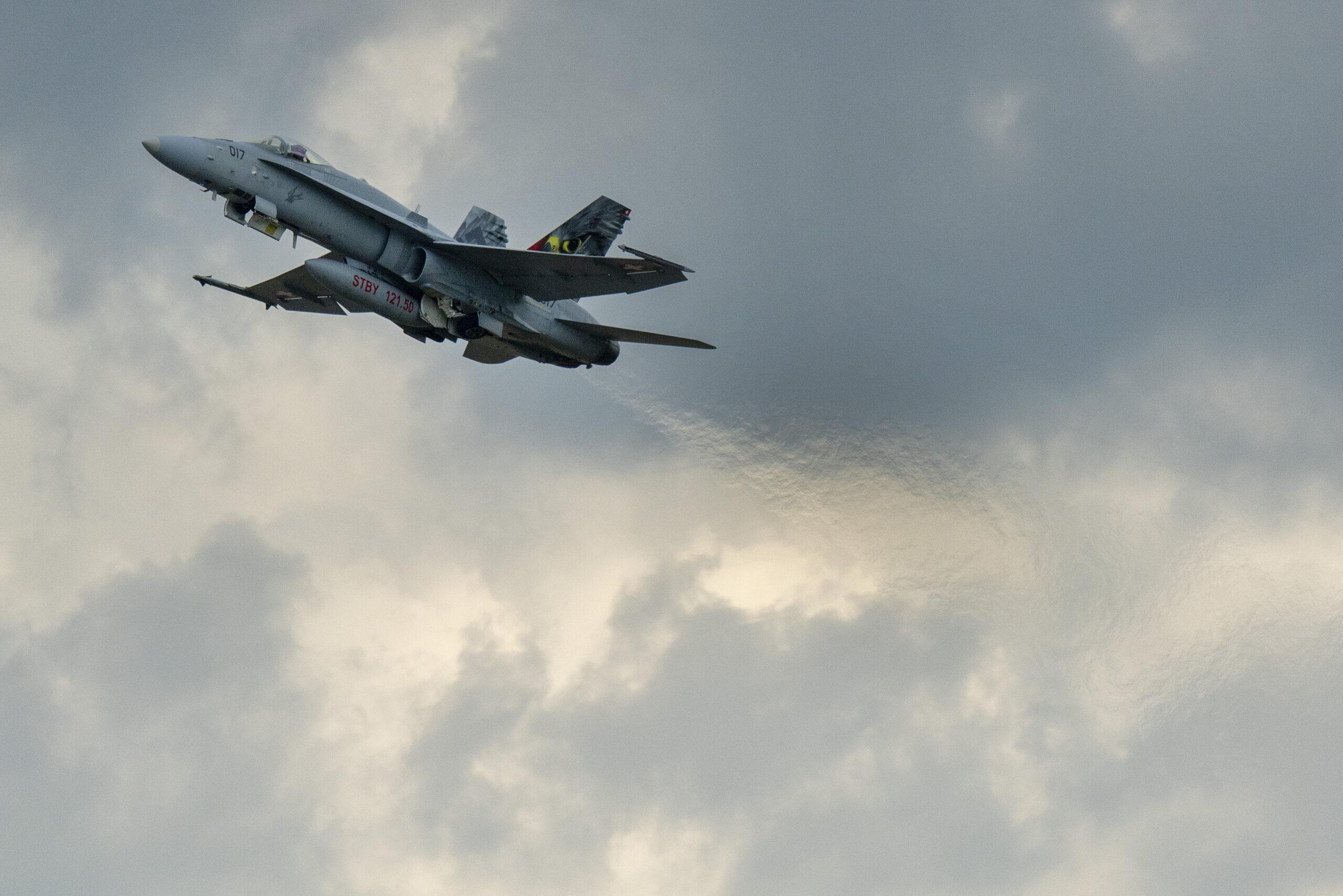 Zwei Kampfflugzeug des Typs F/A-18 durchbrechen am Donnerstag die Schallmauer – die beiden Knalle schrecken viele im Glarnerland auf. 