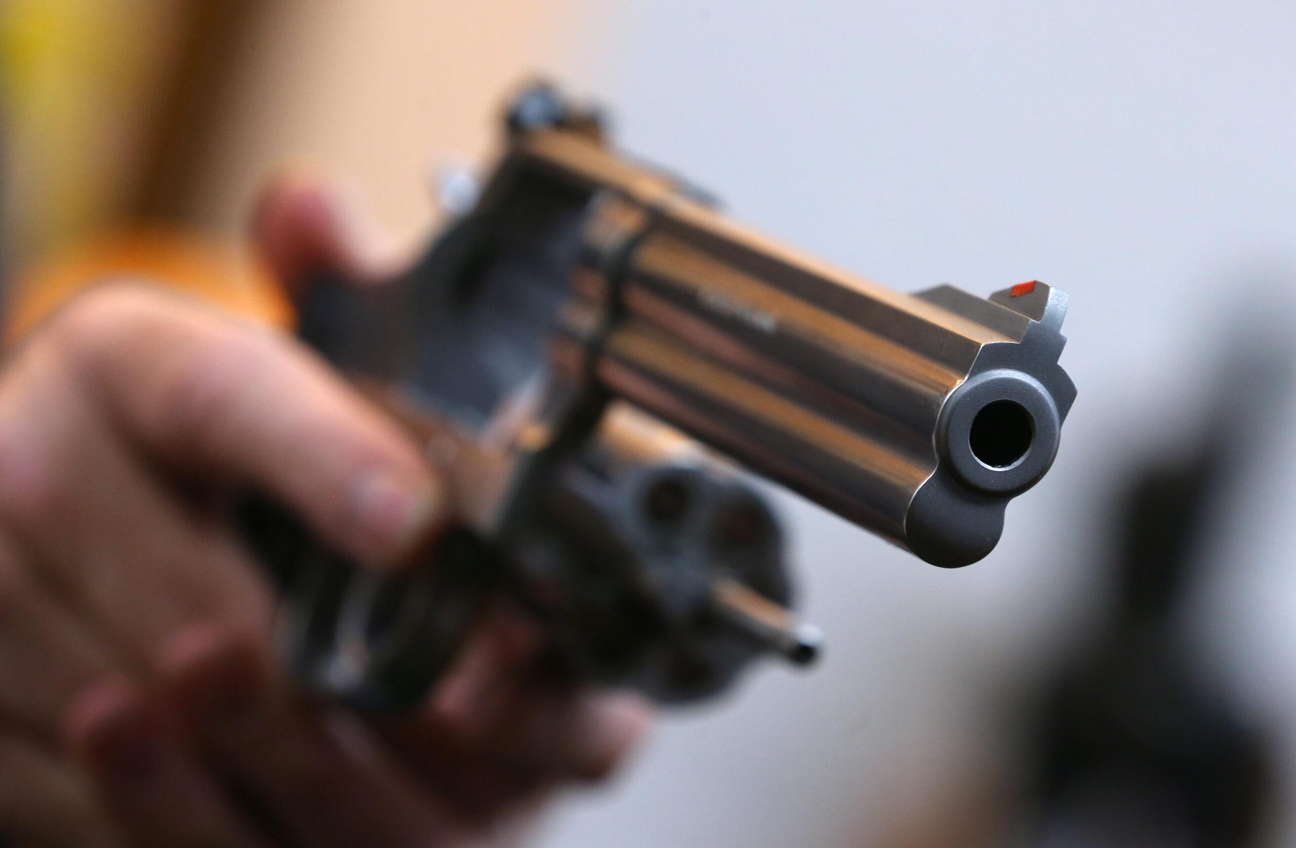 Revolver: Wer eine bewilligungspflichtige Waffe kaufen möchte, benötigt einen Waffenerwerbsschein. 