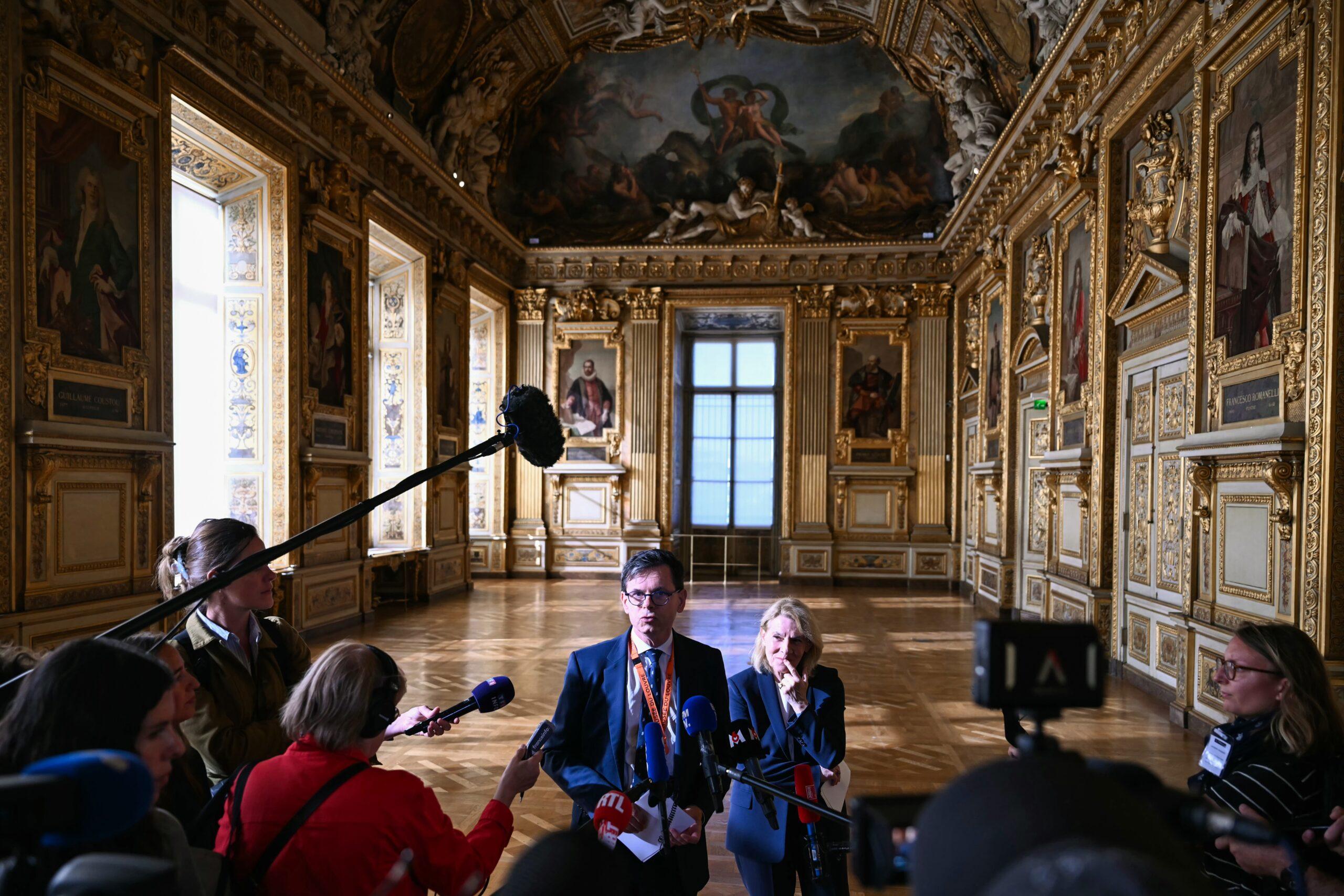 Nach neun Monaten: Louvre-Direktor Christophe Leribault macht die Galerie d'Apollon wieder der Öffentlichkeit zugänglich.