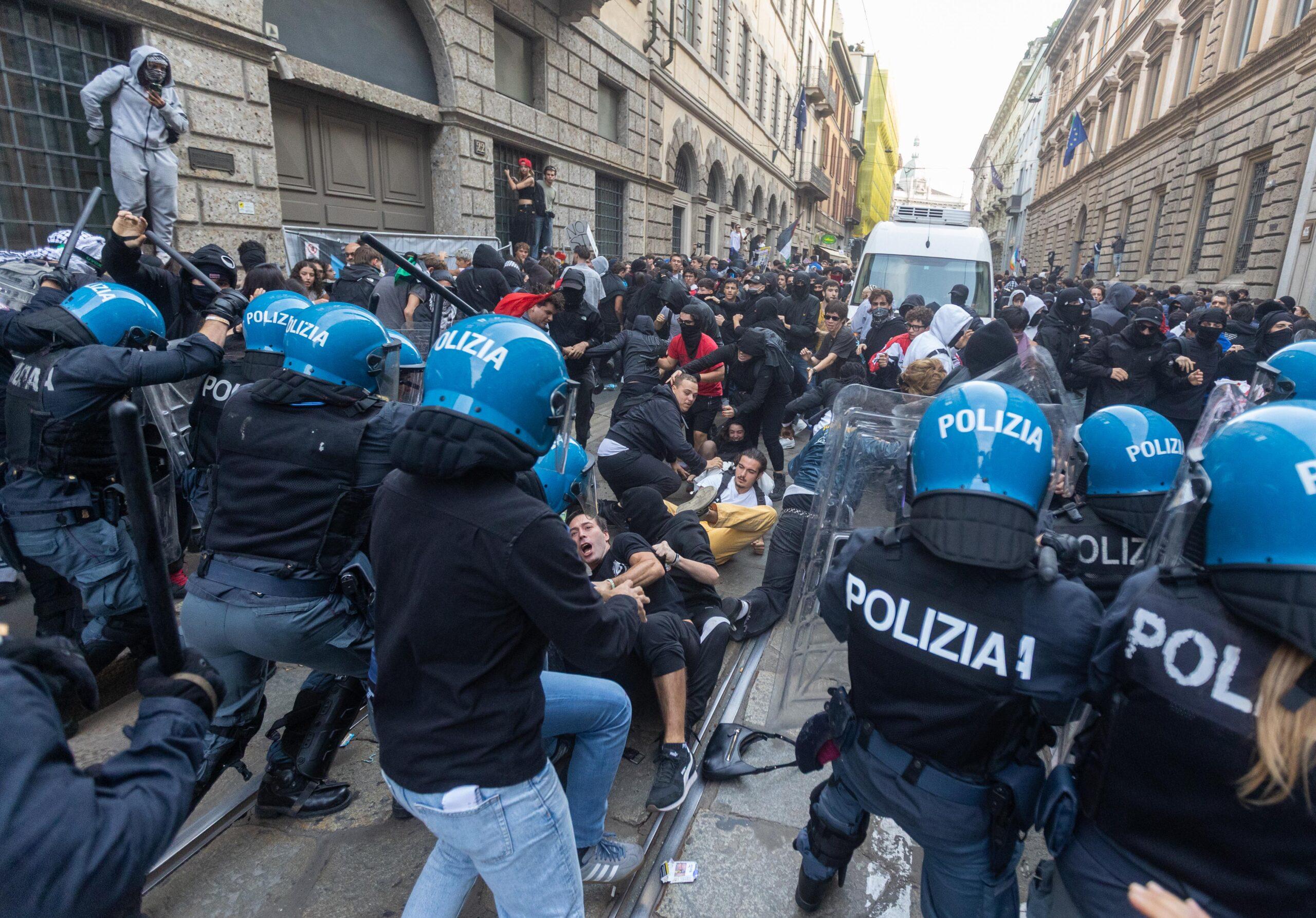 Am Samstag in Mailand: Randalierer und Polizisten liefern sich Strassenschlachten.