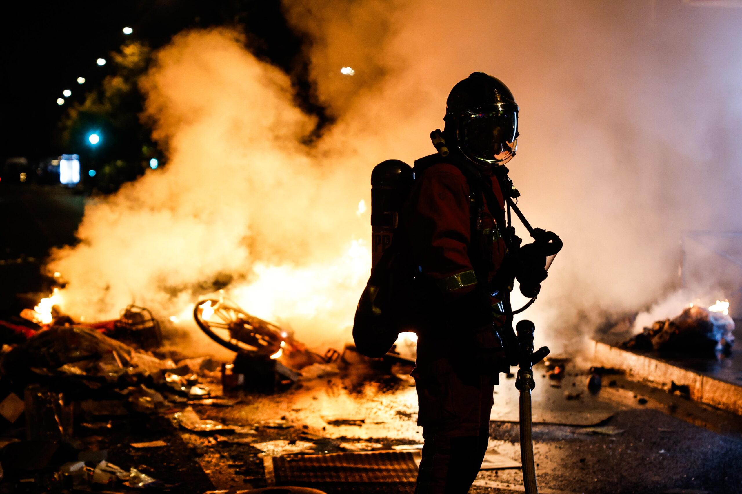 Paris im Ausnahmezustand: Einsatzkräfte waren am Chaos-Wochenende frankreichweit überfordert.