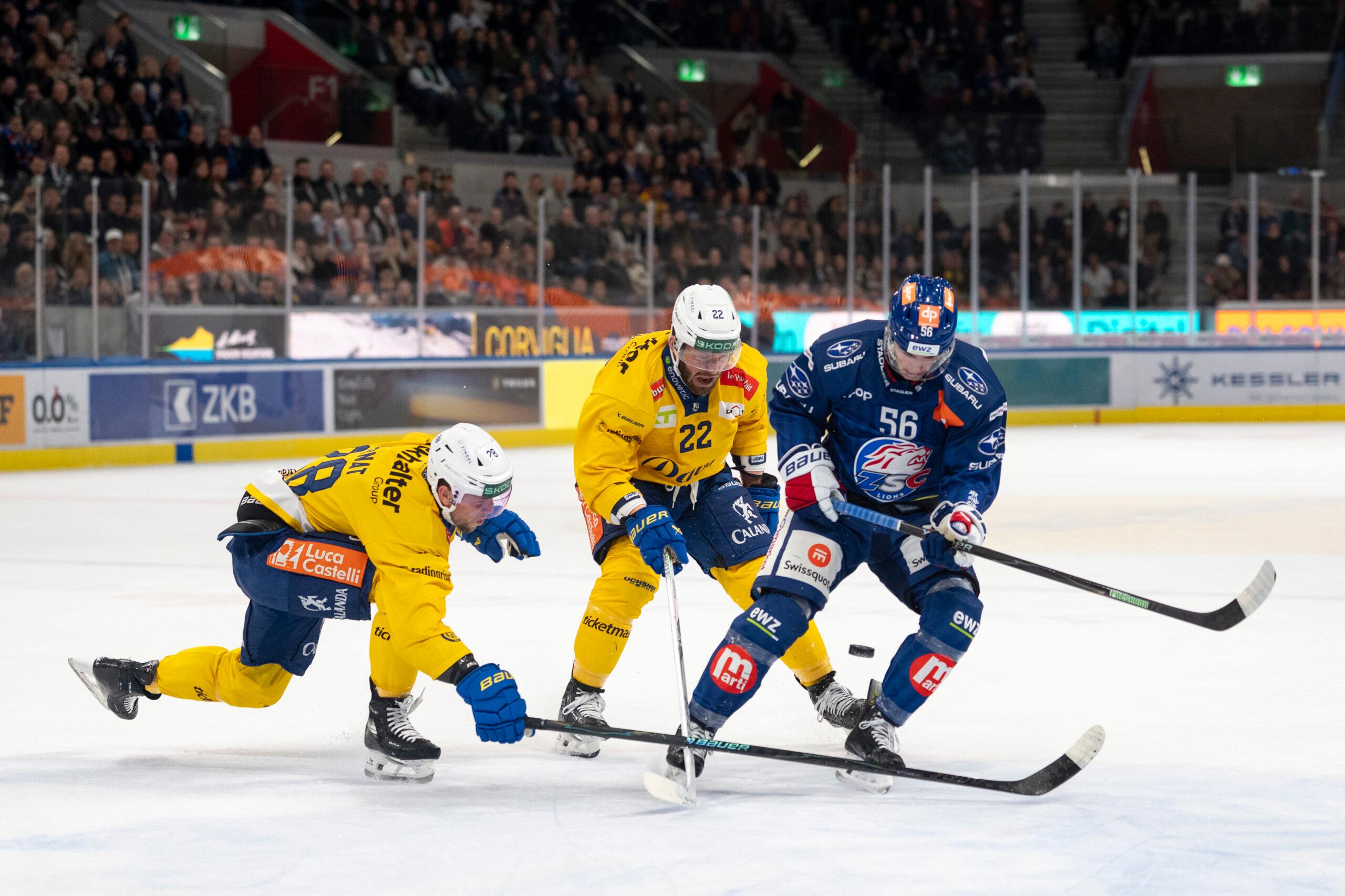 Griffig im Zweikampf: Martin Gernat (links) und Brendan Lemieux (Mitte) lassen ZSC-Verteidiger Tim Berni nicht zur Entfaltung kommen.