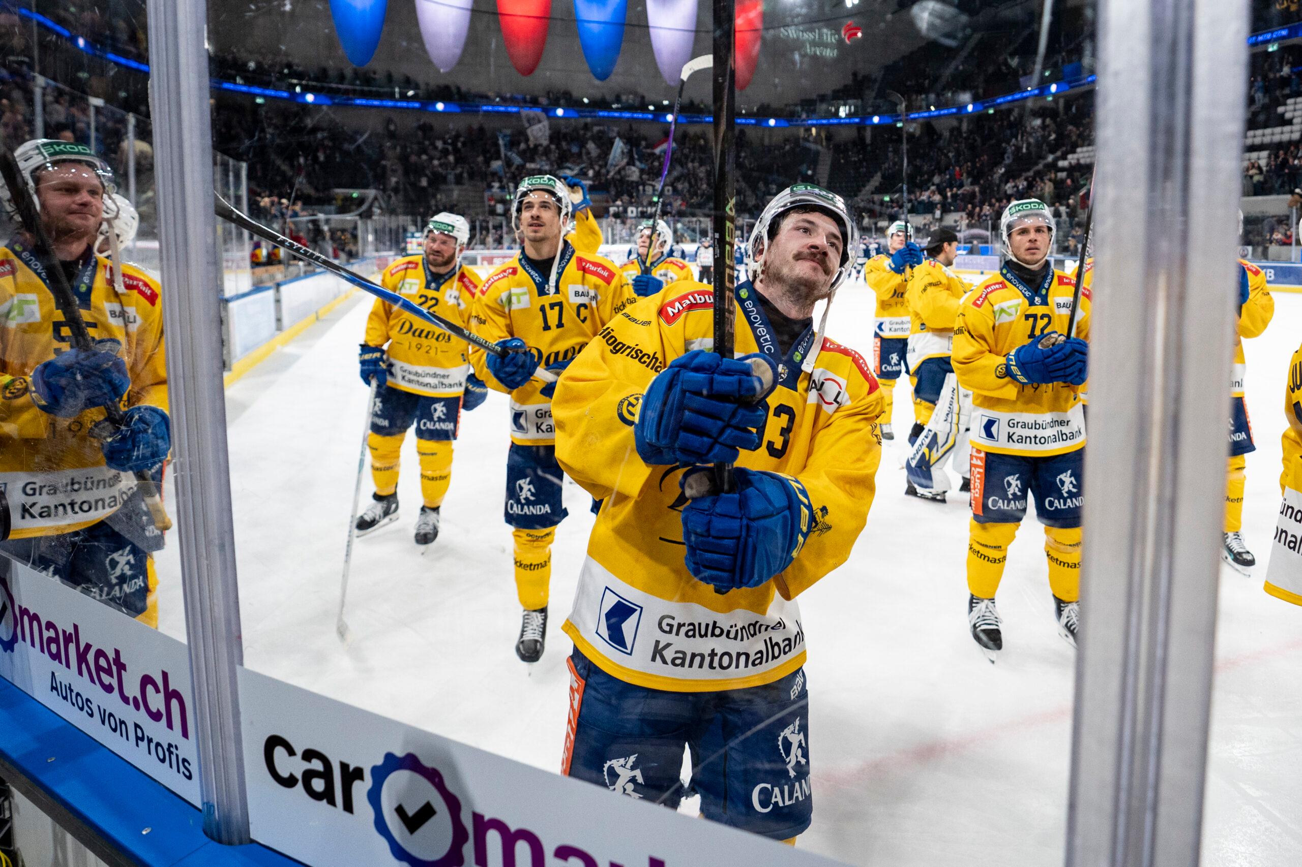 Erleichterung: Die Spieler des HC Davos feiern den Sieg in Zürich. 