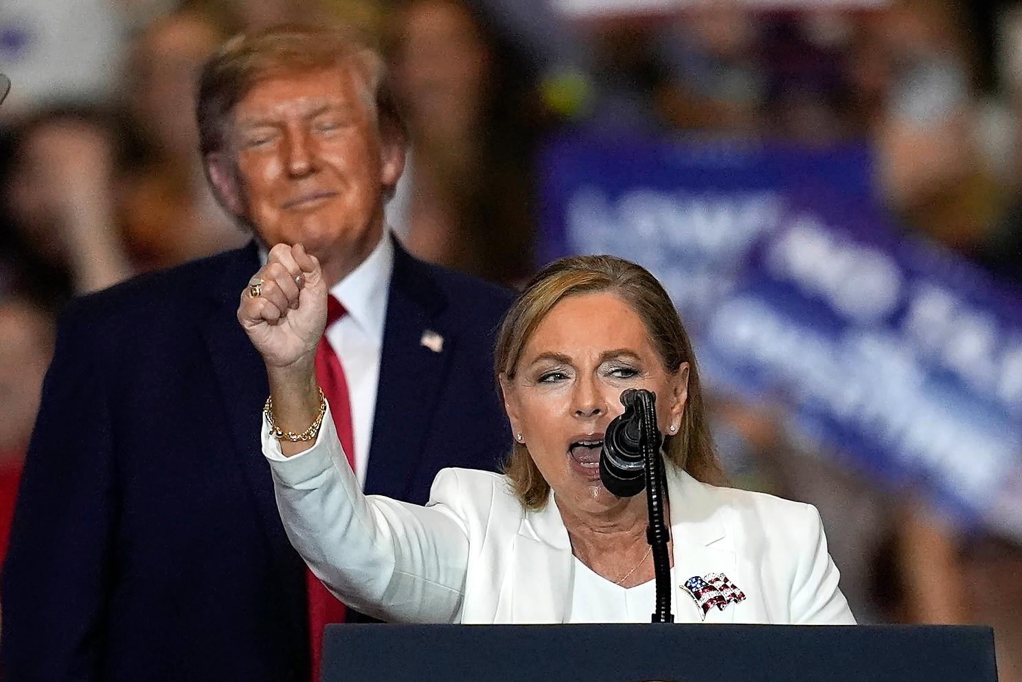«Ist er nicht grossartig? Wir lieben Präsident Trump!»: Senatskandidatin Darline Graham steht mit dem US-Präsidenten in der Viehauktionshalle von Pendleton.