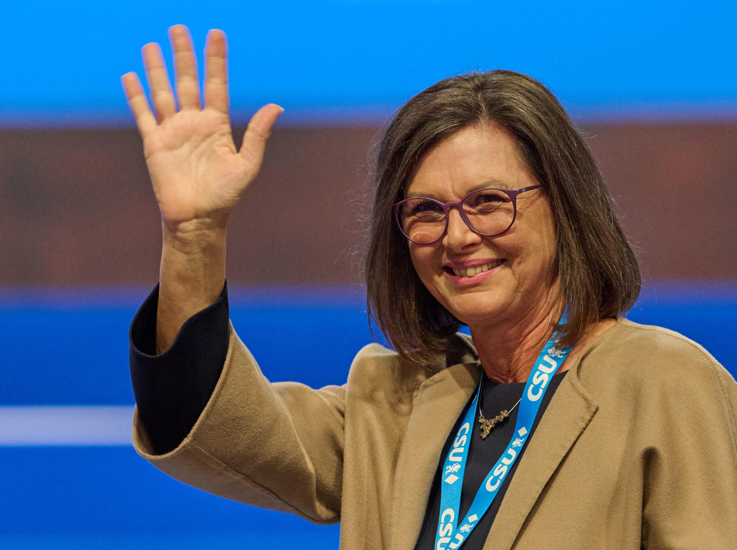 23.10.2026, Bayern, München: Ilse Aigner (CSU), bayerische Landtagspräsidentin, winkt während des CSU-Parteitages. Der bayerische Ministerpräsident Söder hat sich auf dem CSU-Parteitag erneut dafür starkgemacht, dass die bayerische Landtagspräsidentin Bundespräsidentin wird.