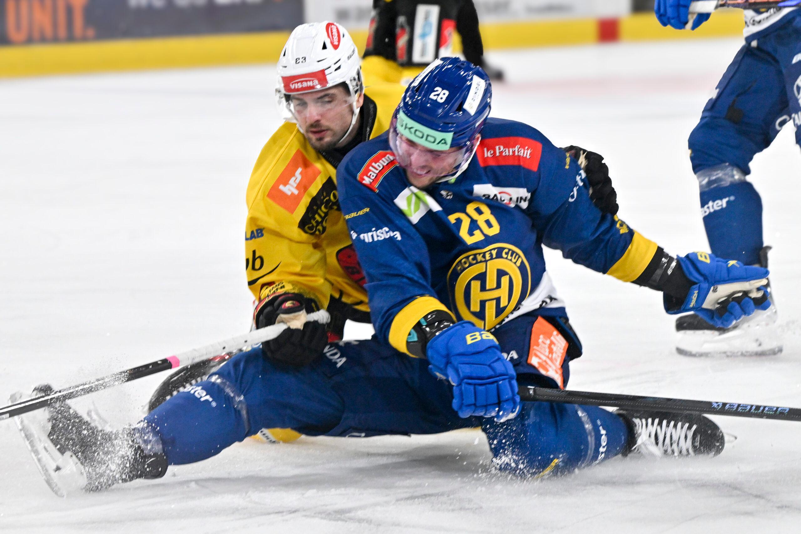 Der HCD strauchelt gegen Bern: In dieser Szene wird der Davoser Verteidiger Martin Gernat (vorne) von Marco Müller zu Fall gebracht.