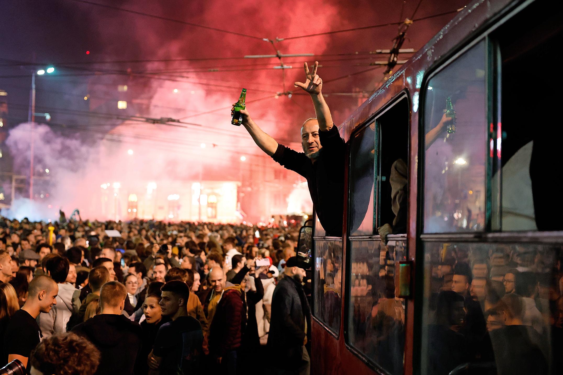 Sonntagnacht in Belgrad: Anhänger der Opposition feiern das Ende des Regimes von Aleksandar Vučić.