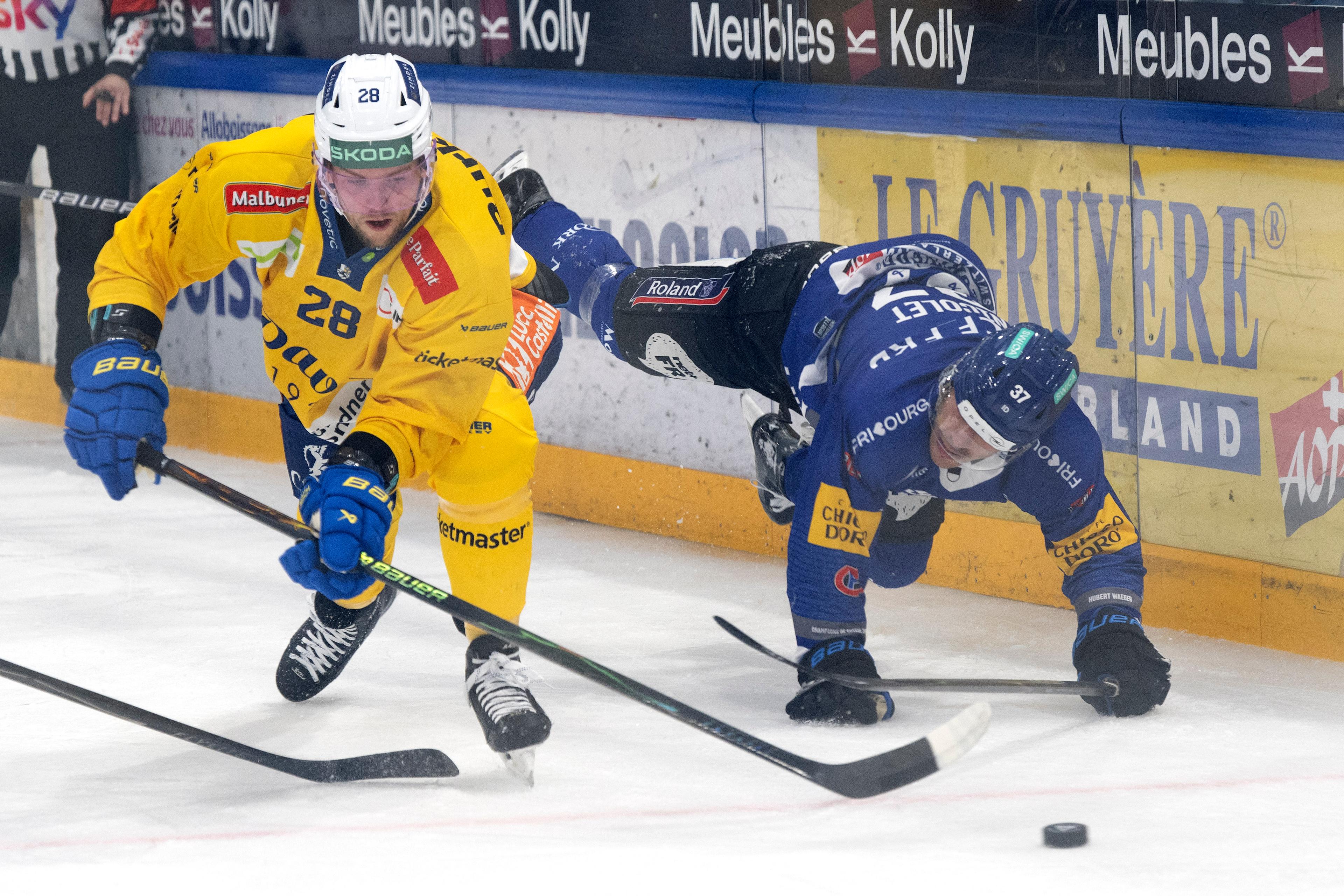 Eine Szene aus dem ersten Drittel: Der Davoser Martin Gernat hat den Puck, Gottérons Kevin Nicolet hat sein Gleichgewicht verloren.