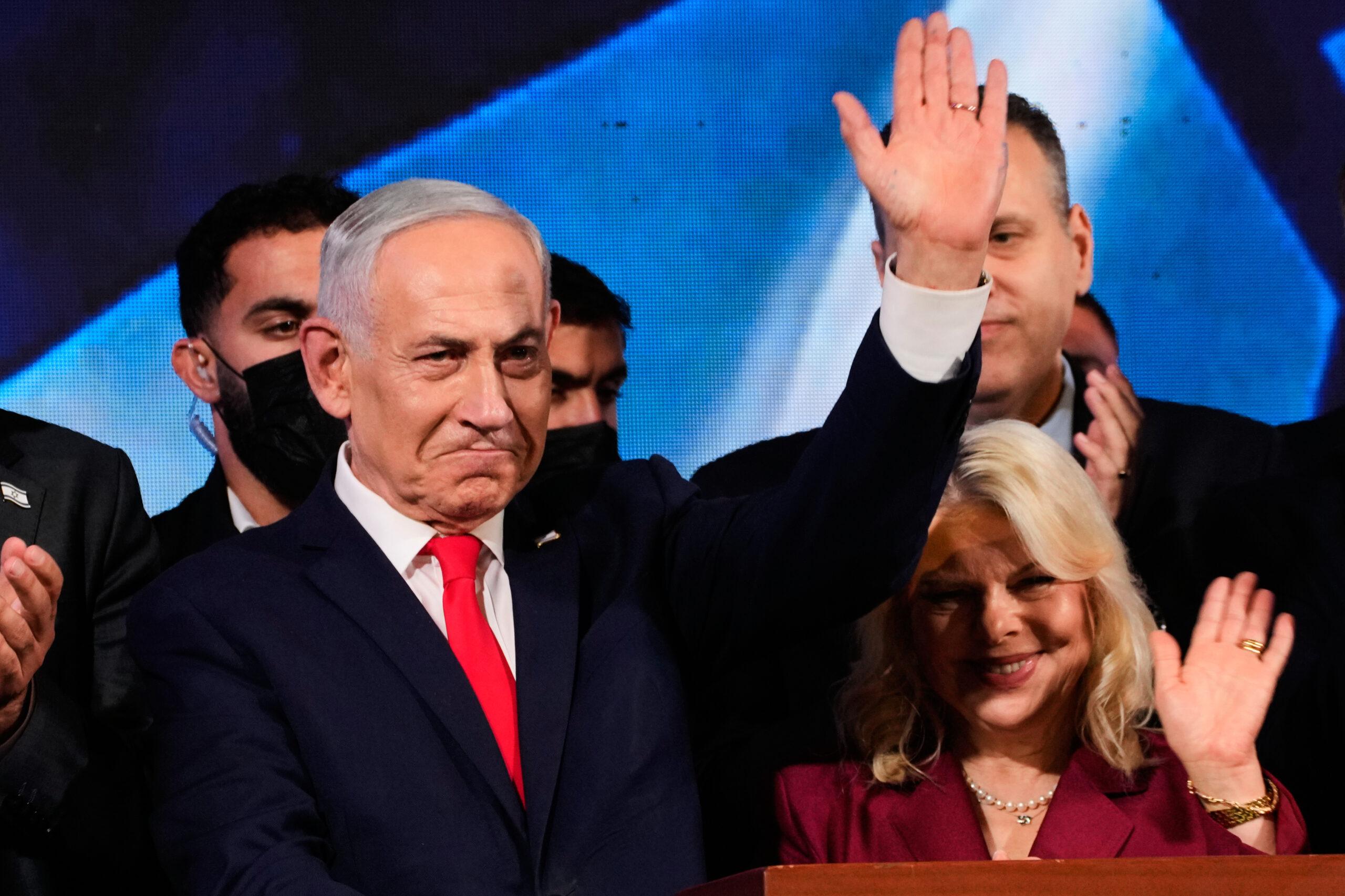 In der Nacht auf Mittwoch: Israels Ministerpräsident Benjamin Netanjahu bedankt sich bei seinen Unterstützern.