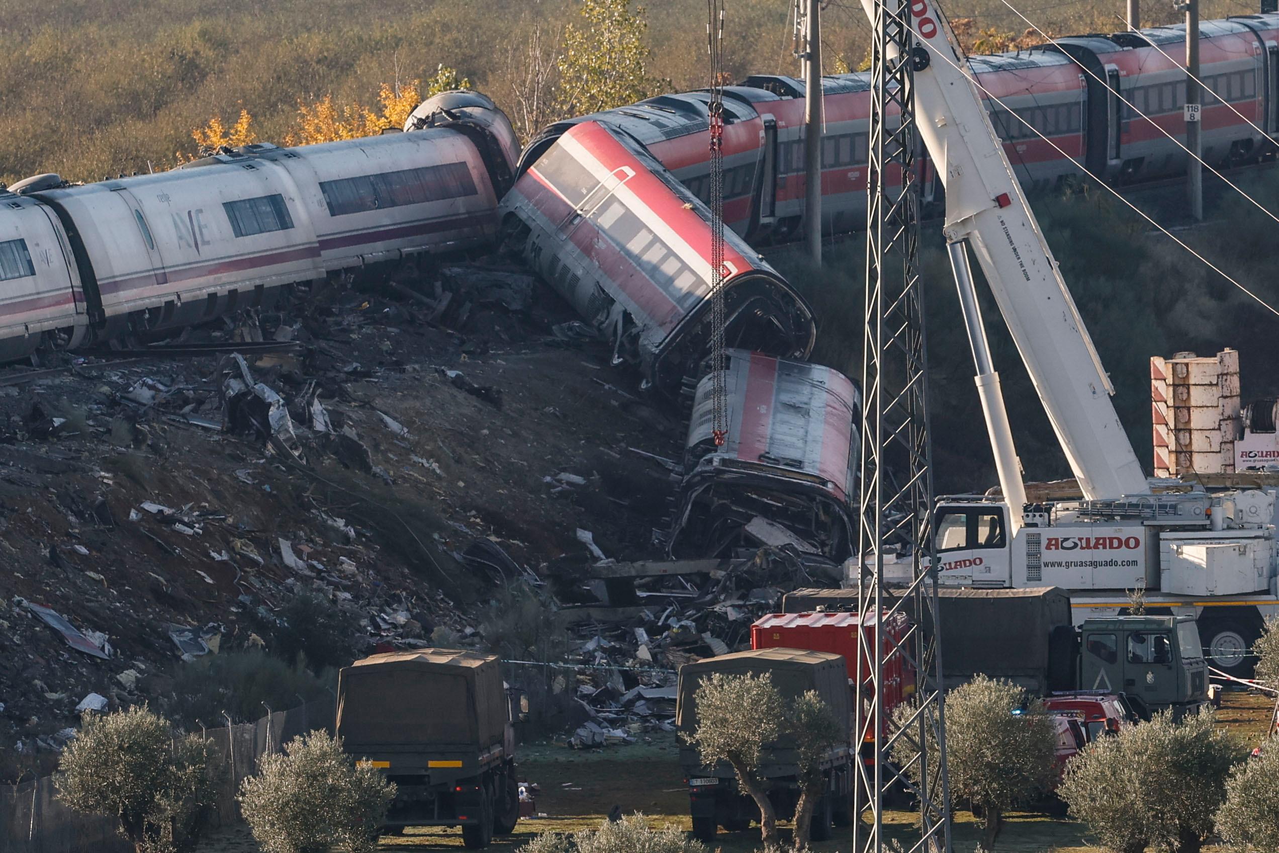 Am Donnerstag nahe dem spanischen Ort Urda: Kräne heben die umgestürzten Zugwaggons auf.
