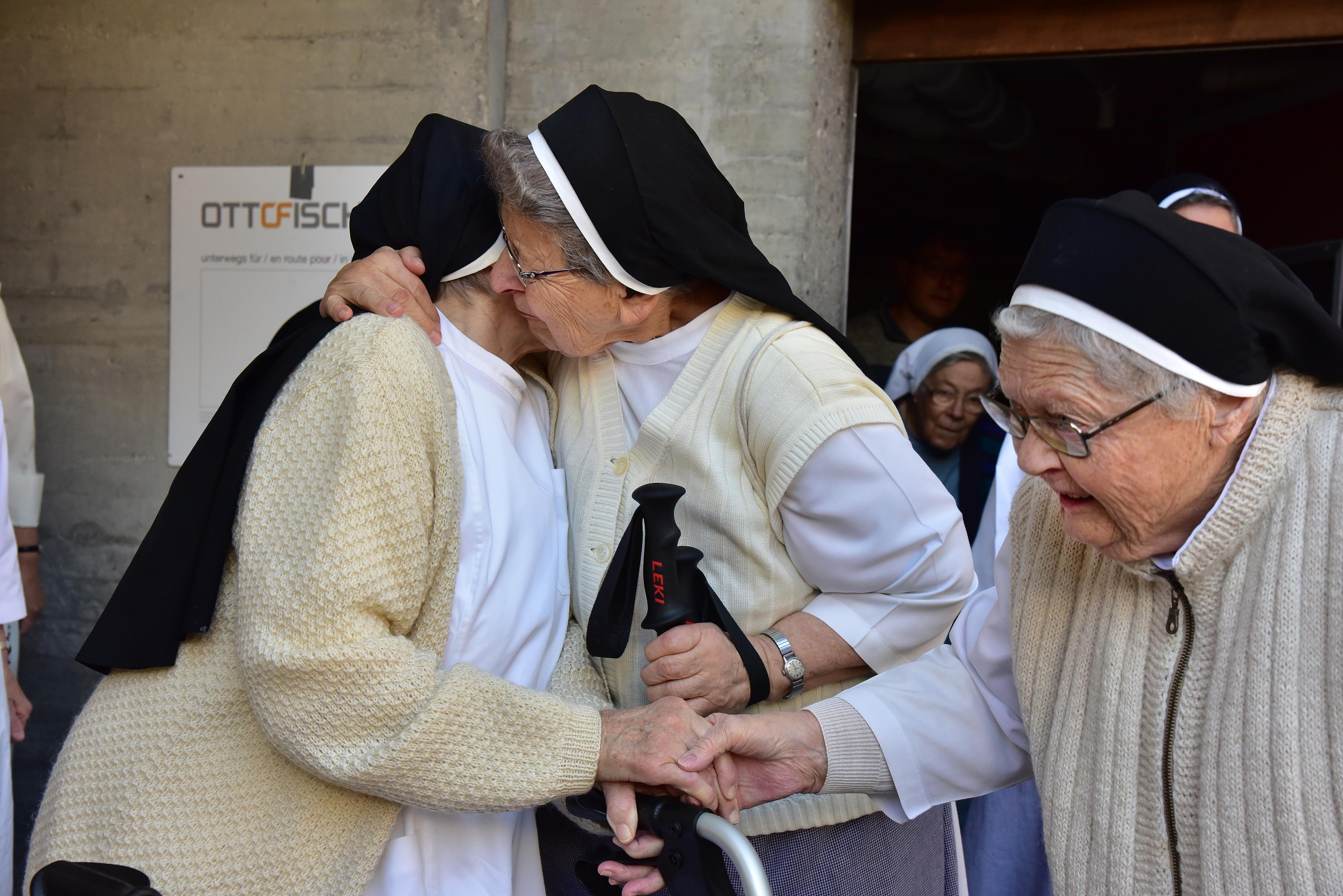 Ein emotionaler Moment: Schwester Erna Tschuor (links) wird vor der Fahrt ins Heim Da Casa in Vella von ihren Ilanzer Mitschwestern verabschiedet.