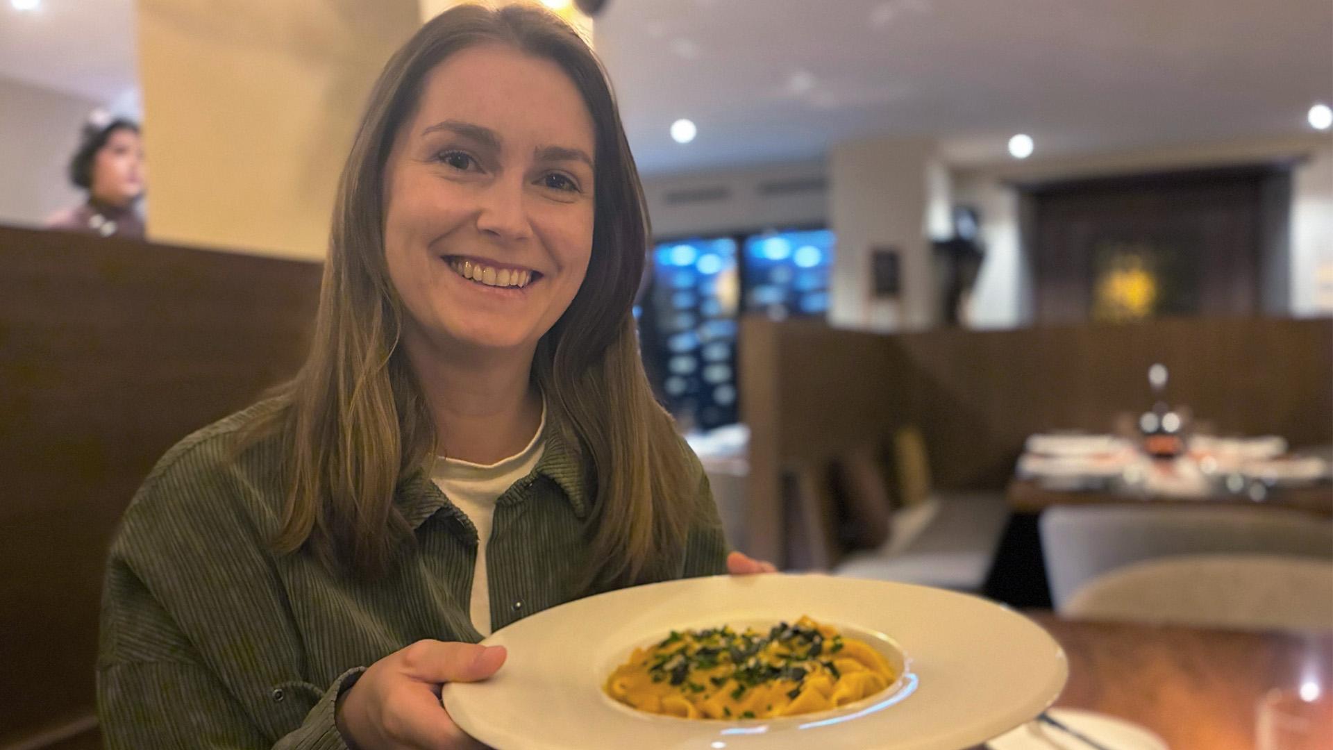Herbstlich: Zum Hauptgang gibt es Tagliatelle mit Kürbisrahmsauce.