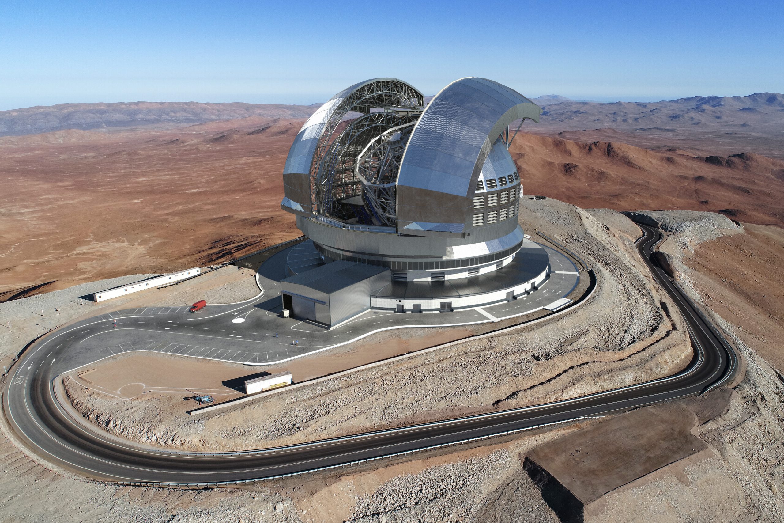 Visualisierung des Extremely Large Telescope aus der Vogelperspektive: geöffnete Kuppel auf einem Wüstenberg mit geschwungener Zufahrtsstraße.