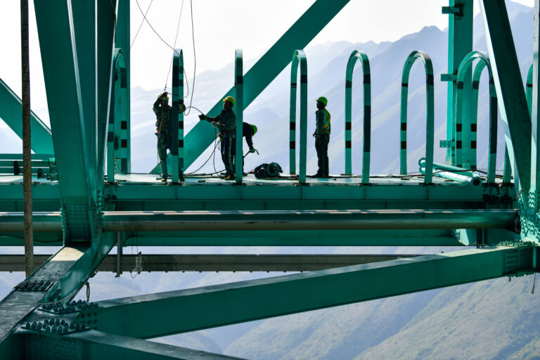 Bauarbeiter auf der Brücke