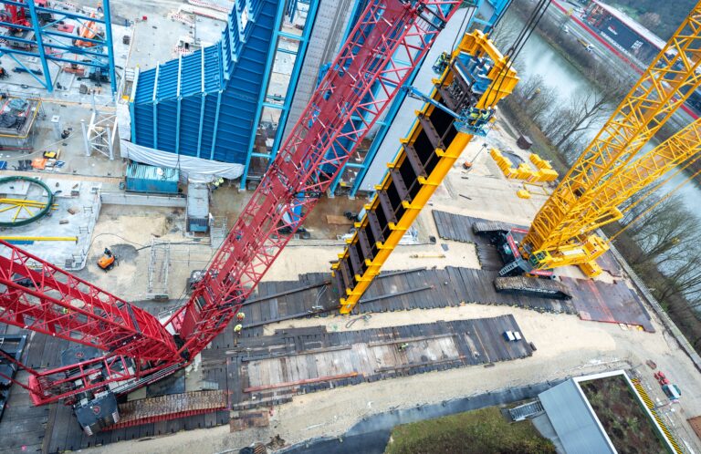 Schweres Heben eines 30 m langen HRSG-Moduls