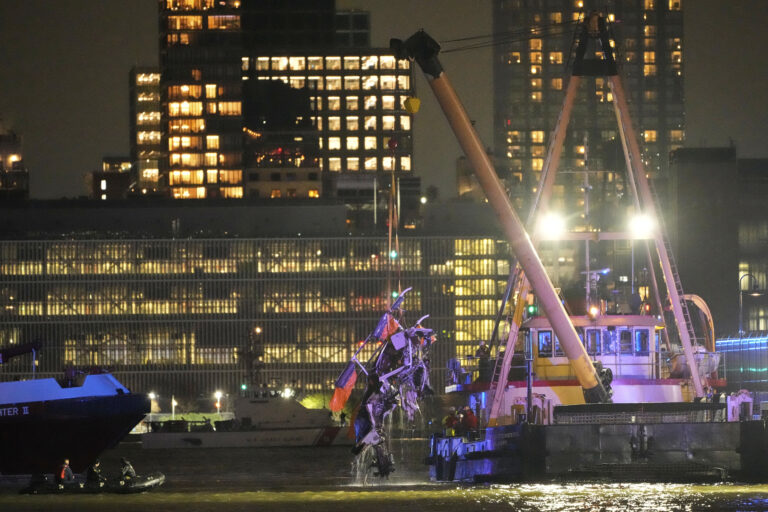 Hubschrauber wird aus dem Hudson geborgen