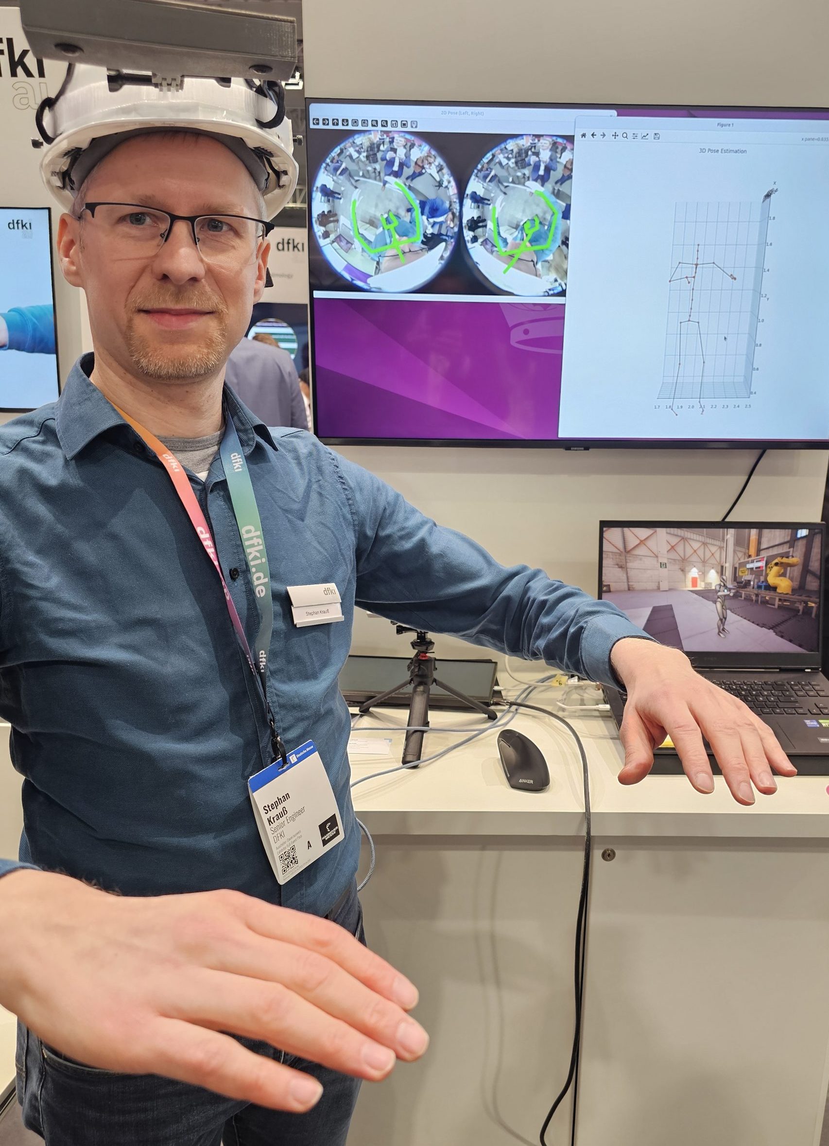 Mann mit Helmkamera steuert digitalen Roboter per Armbewegung
