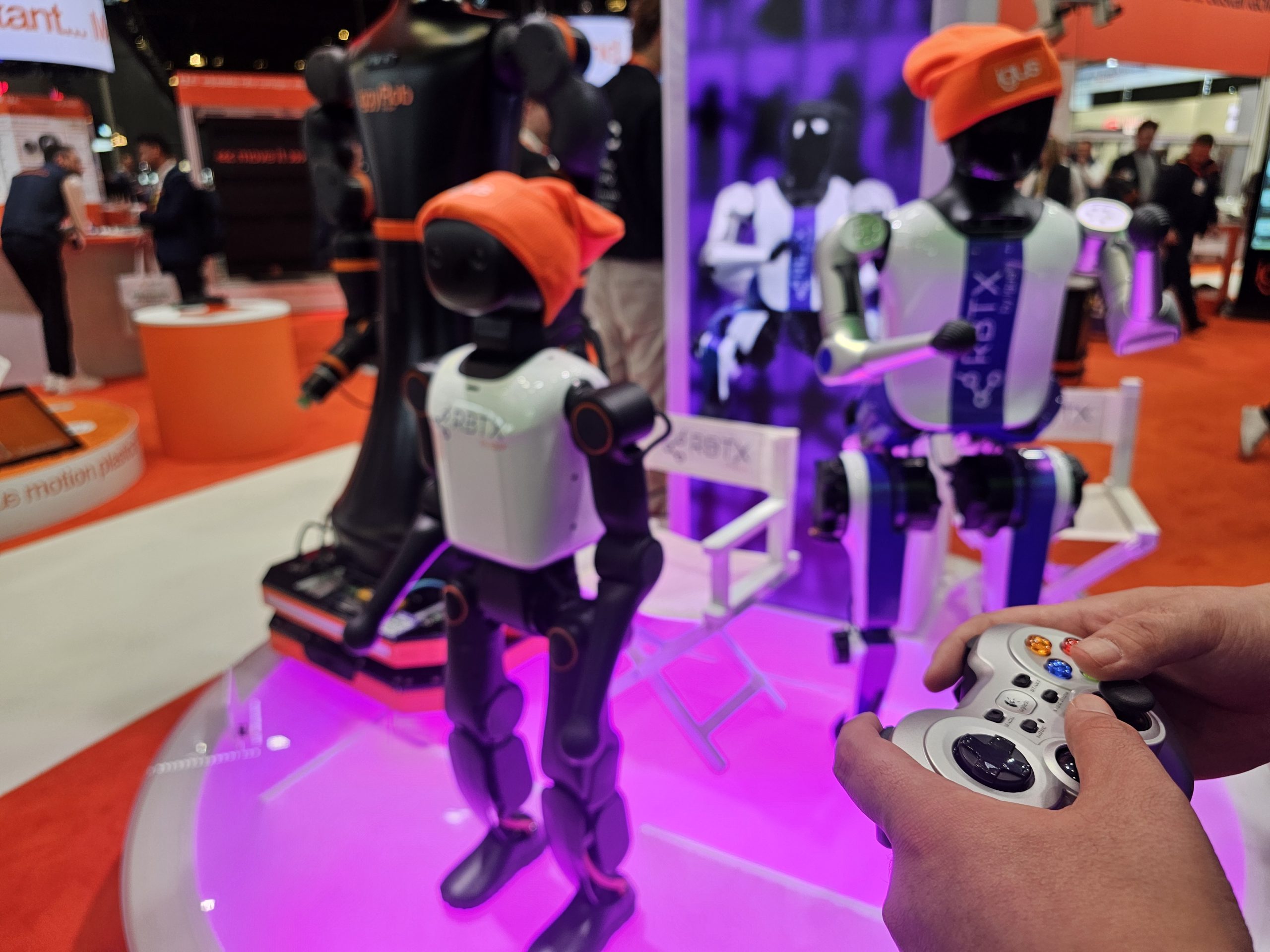 Mensch mit Controller steuert humanoiden Roboter
