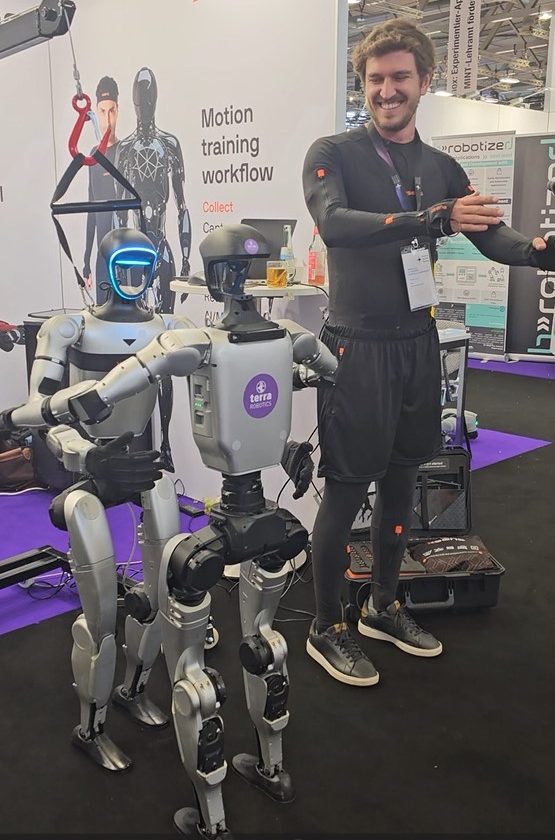 Mensch mit Sensoranzug steuert humanoiden Roboter