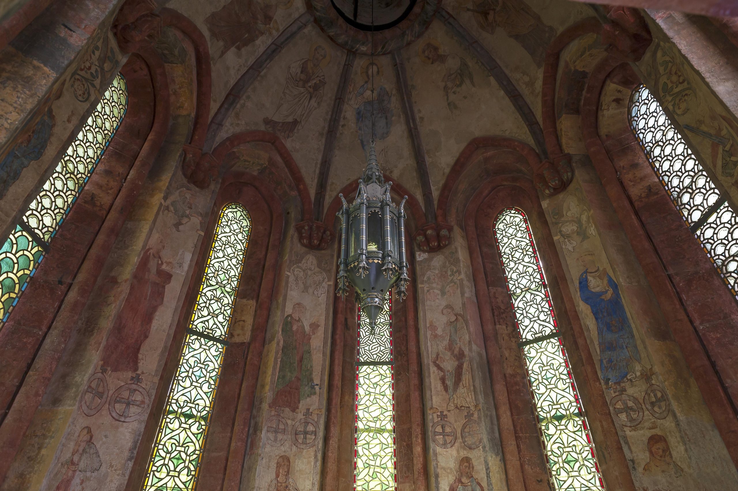 Innenraum mit Wandmalerei im achteckigen Beinhaus