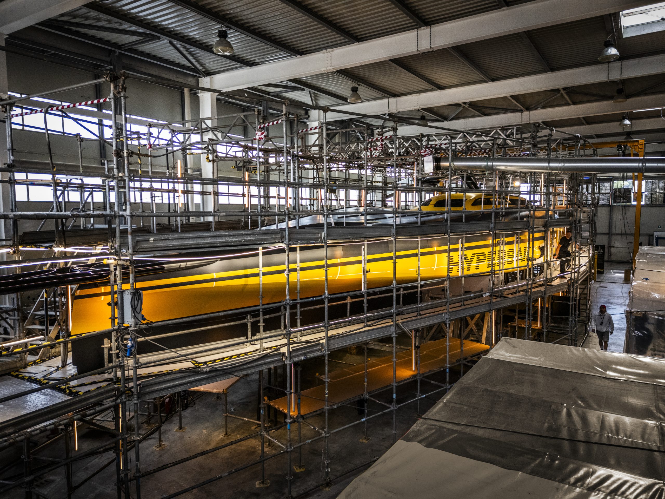 Seitenansicht des Hypersail-Rumpfs in der Werfthalle