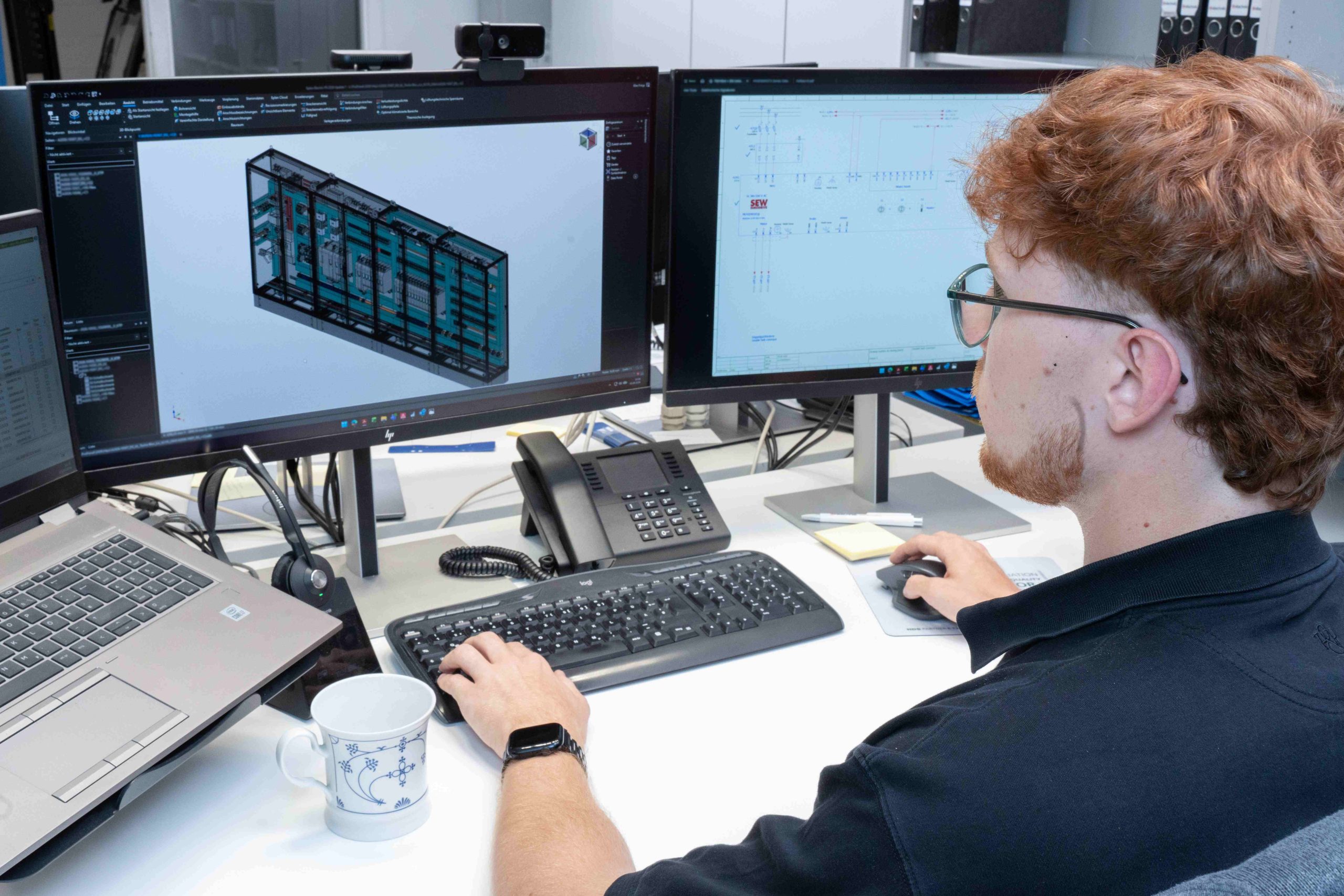 Mann sitzt am Schreibtisch und nutzt einen PC