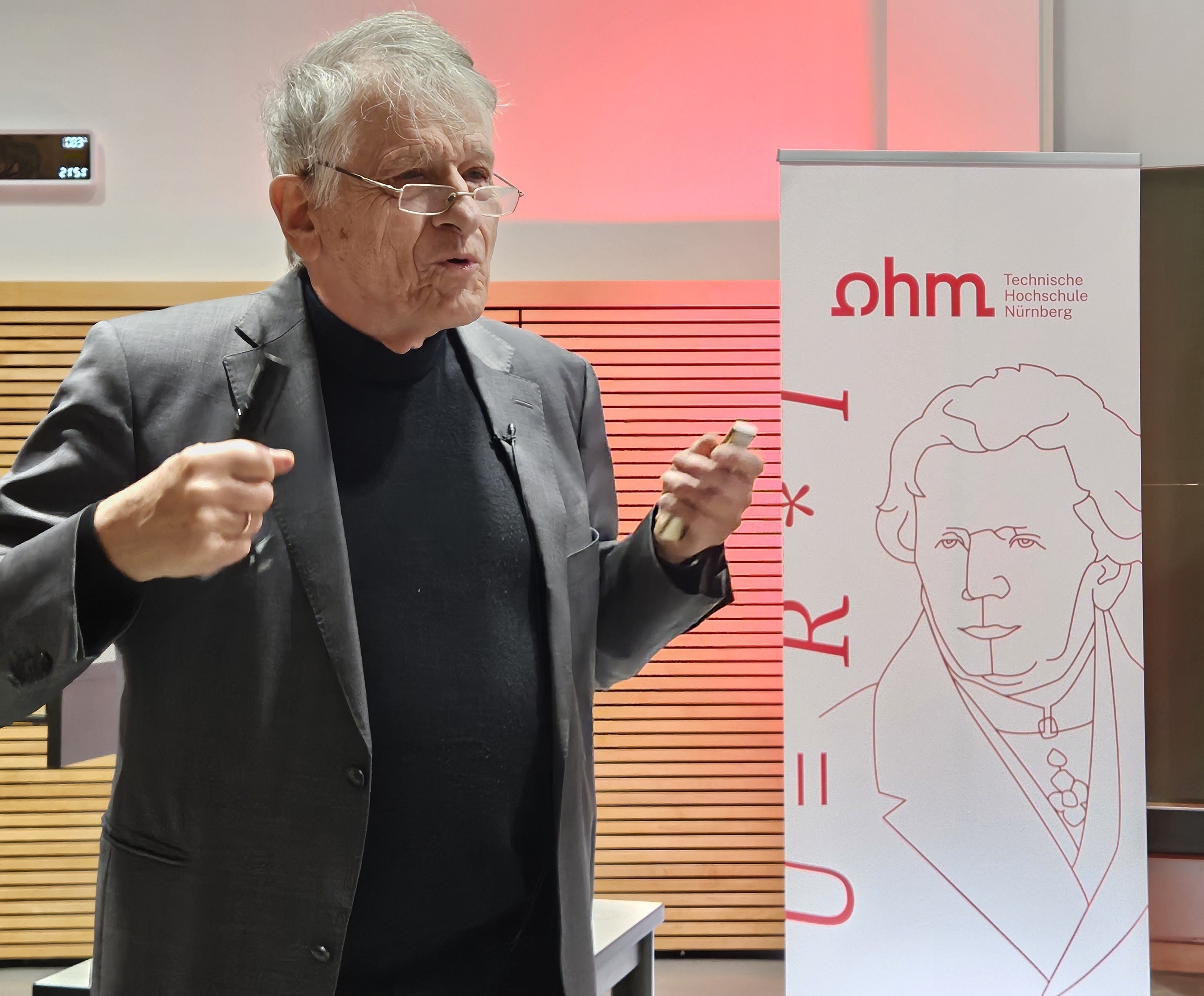 Klaus von Klitzing spricht beim Kolloquium in Nürnberg.