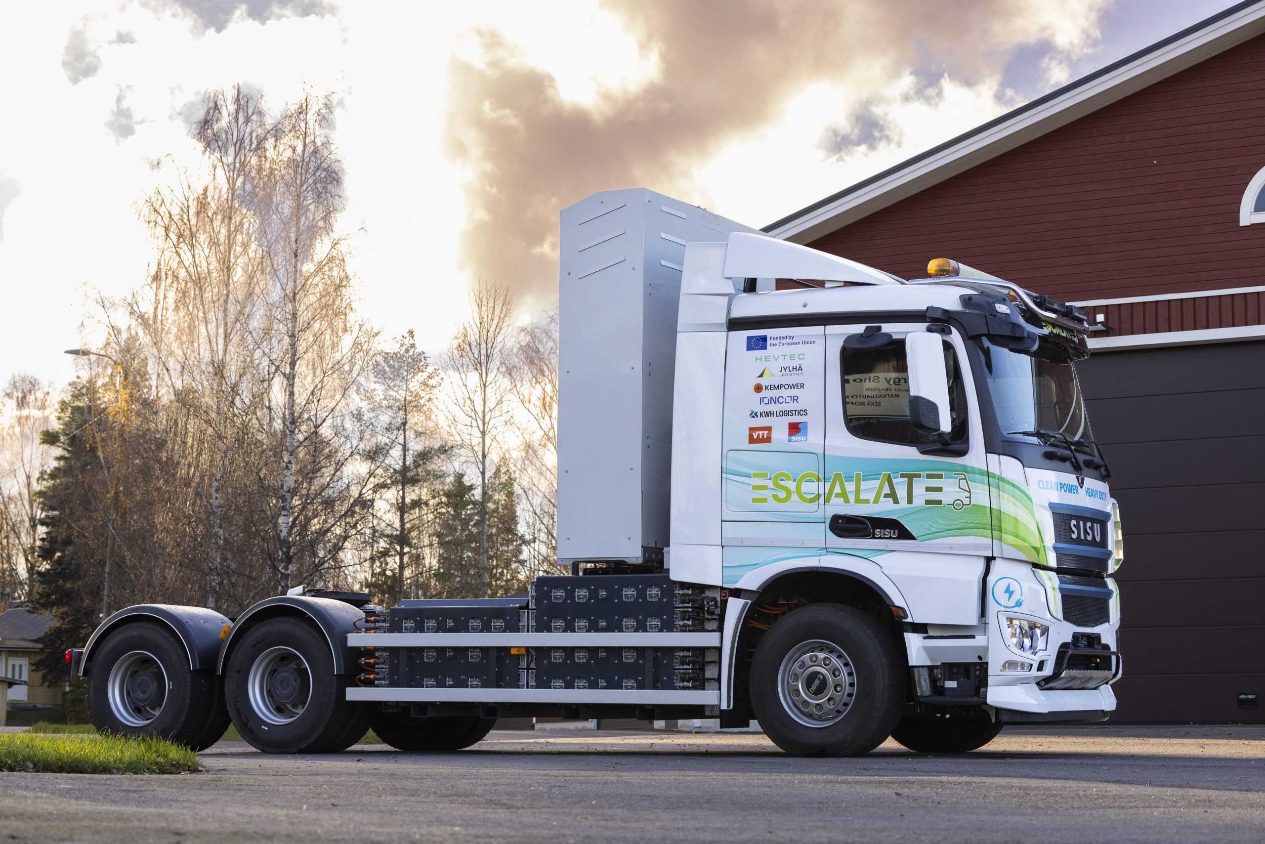 Weißer Lkw in Seitenansicht