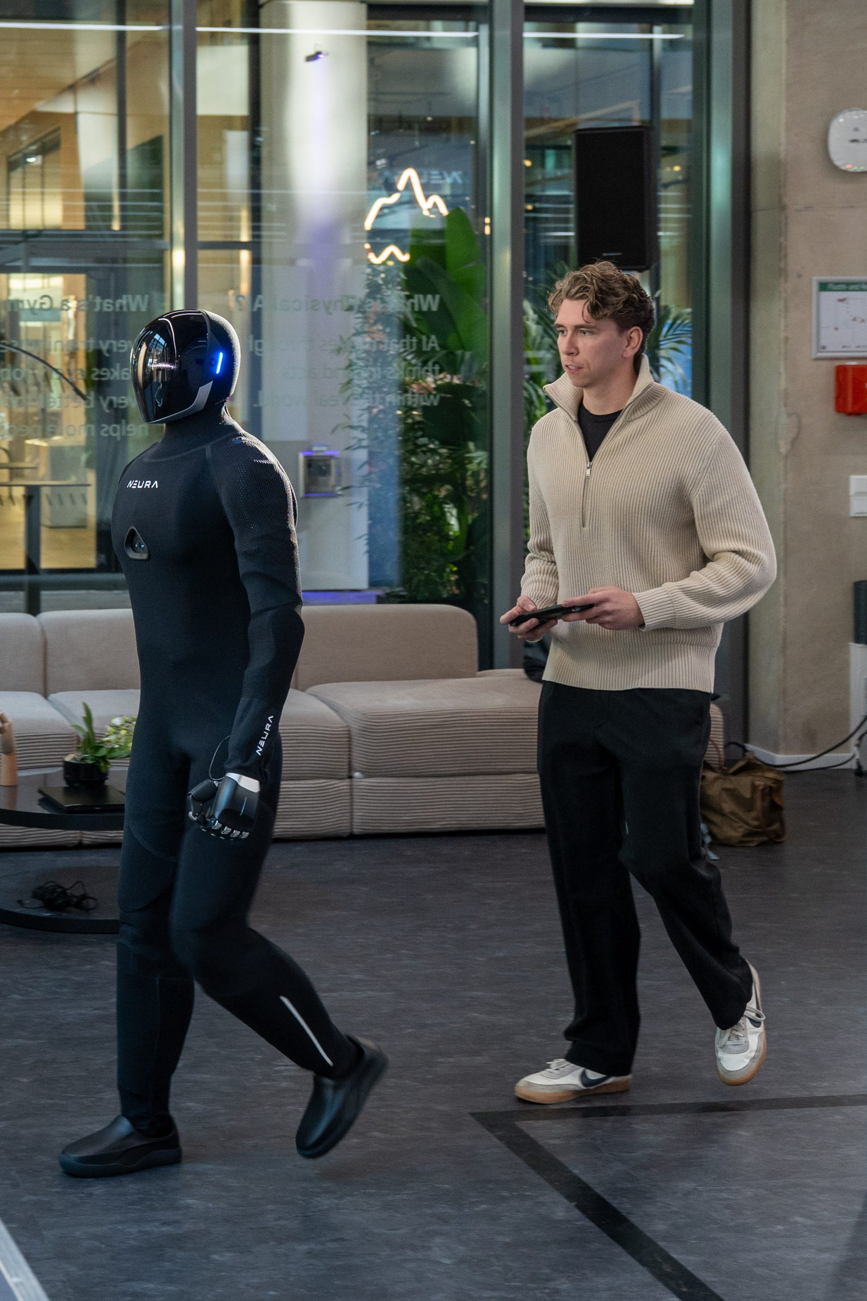 Ein Mensch und ein Roboter beim Gehen