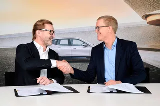Eon-Vorstand Patrick Lammers (l.) und BMW-Vorstand Frank Weber unterzeichnen den Vertrag zur Kooperation.