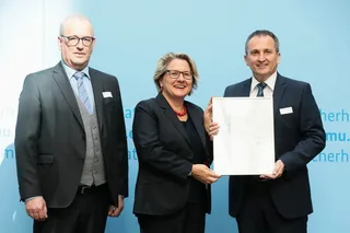 Die Stadt Bottrop errang den 2. Platz im Papieratlas-Städtewettbewerb 2018; v.l.n.r.: Ulrich Feuersinger (Sprecher IPR), Svenja Schulze (Bundesumweltministerin), Gerd Kießlich (Stadt Bottrop)